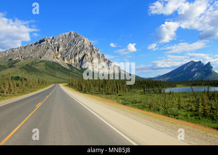 Ansicht der Dalton Highway mit Bergen, führenden von Fairbanks nach Prudhoe Bay, Alaska, USA Stockfoto