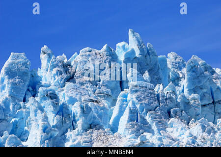Nahaufnahme der eisskulptur der Aialik Gletscher im Kenai Fjords, Teil des riesigen Harding Eisfeld, Alaska Stockfoto