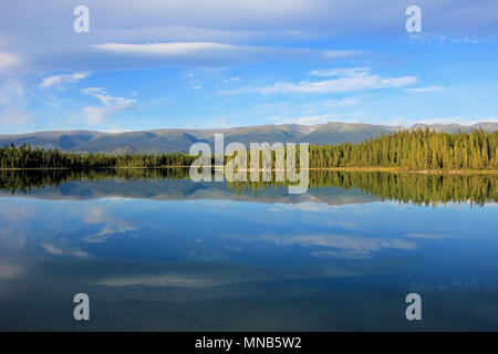 Boya Lake entlang Cassiar Highway, British Columbia, Kanada Stockfoto