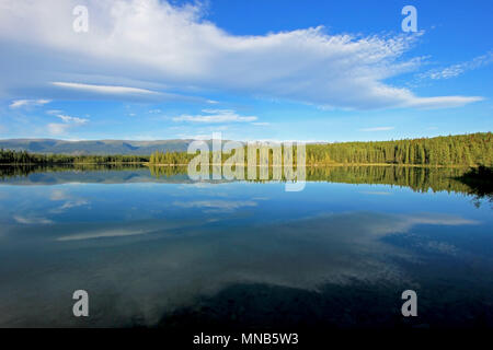 Boya Lake entlang Cassiar Highway, British Columbia, Kanada Stockfoto