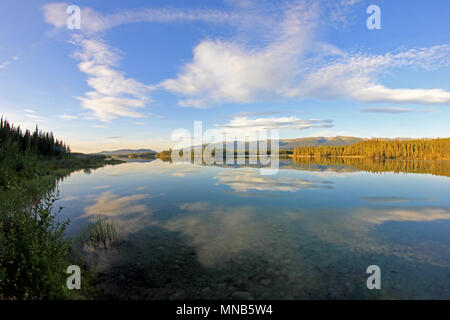 Boya Lake entlang Cassiar Highway, British Columbia, Kanada Stockfoto