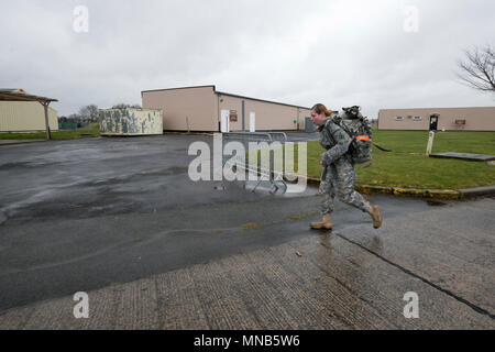 Us-Armee SPC. Gadielys Pagan, zu der 39 strategisches Signal Bataillon zugeordnet, 2 Theater Signal Brigade, läuft durch die Ziellinie während der Ruck März, zum Besten der Einheit Krieger Wettbewerb auf chièvres Air Base, Belgien, 13. März 2018. (U.S. Armee Stockfoto