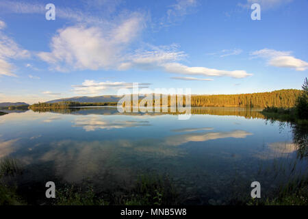 Boya Lake entlang Cassiar Highway, British Columbia, Kanada Stockfoto