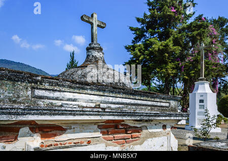 San Lazaro Friedhof, Antigua, Guatemala - 6. Mai 2012: Gräber im Friedhof in spanische Kolonialstadt Antigua. Stockfoto