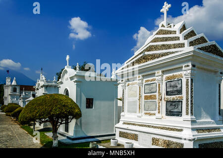 San Lazaro Friedhof, Antigua, Guatemala - Mai 6, 2012: Blick durch den Friedhof mit der Neigung von Agua Vulkan hinter in spanische Kolonialstadt Antigua Stockfoto