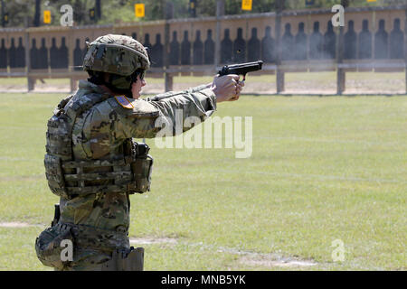 Us-Armee Sgt. Jakob Blackburn, der zu den 25 Infanterie Division 1 Bataillon, 5 Infanterie Regiment aus Fort Wainwright, Alaska, feuert seine ausgestellt 9-mm-Pistole während der 2018 US-Armee Kleinwaffen Meisterschaften in Fort Benning, Georgia März 11-18, 2018. Jedes Jahr, die USAMU Gastgeber der alle Armee Wettbewerb Treffsicherheit Fähigkeiten zu entwickeln, erkennen superior Treffsicherheit Qualifikationsniveaus und Armee Letalität voraus. Der Wettbewerb ist offen für Kadetten und Soldaten aus dem aktiven Dienst, National Guard und Finden. Der diesjährige Wettbewerb hatte 18 Kadetten, 108 aktive Aufgabe, 60 National Guard ein Stockfoto