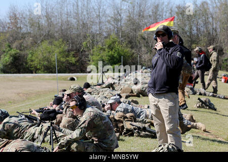 U.S. Army Staff Sgt. John Browning, ein Jackson, Georgia Eingeborener und ein Shooter / Ausbilder mit Action Shooting Team der US-Armee Treffsicherheit der Einheit, überwacht der Schießstand in der US-Armee 2018 Kleinwaffen Meisterschaften in Fort Benning, Georgia März 11-18, 2018. Jedes Jahr, die USAMU Gastgeber der alle Armee Wettbewerb Treffsicherheit Fähigkeiten zu entwickeln, erkennen superior Treffsicherheit Qualifikationsniveaus und Armee Letalität voraus. Der Wettbewerb ist offen für Kadetten und Soldaten aus dem aktiven Dienst, National Guard und Finden. Der diesjährige Wettbewerb hatte 18 Kadetten, 108 Aktive, 60 Nationale Gua Stockfoto