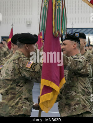 Oberst Mark R. Faria, rechts und ehemaliger Kommandant der 52 Ordnance Gruppe (EOD), 20. Chemische, biologische, radiologische, nukleare und Explosive Befehl, verzichtet auf die Farben der Einheit nach Brig. Gen. James E. Bonner, allgemeine des 20 CBRNE Cmd befehlen. Bei einer Änderung der Befehl Zeremonie in Sabo körperliche Fitness Center in Fort Campbell, Ky., Jan. 14, 2018. Mit der Übergabe der Farben Faria Befehl aus der Gruppe freigegeben wurde. (U.S. Armee Stockfoto