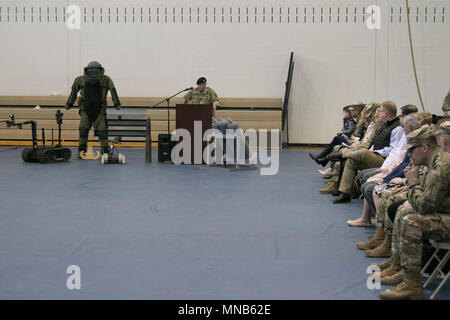 Brig. Gen. James E. Bonner, Kommandierender General des 20. Chemische, biologische, radiologische, nukleare und Explosive Befehl, spricht mit den Soldaten, Freunde und Familien der 52 Ordnance Gruppe (Explosive Ordnance Disposal) während eines Befehls Zeremonie in Sabo körperliche Fitness Center in Fort Campbell, Ky., Jan. 14, 2018. Bonner konnte Abschied die Gruppen ausgehende Kommandeur, Oberst Mark R. Faria, seiner neuen Kommandeur, Oberst Daniel J. Duncan. (U.S. Armee Stockfoto