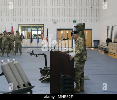 Brig. Gen. James E. Bonner, Kommandierender General des 20. Chemische, biologische, radiologische, nukleare und Explosive Befehl, spricht mit den Soldaten, Freunde und Familien der 52 Ordnance Gruppe (Explosive Ordnance Disposal) während eines Befehls Zeremonie in Sabo körperliche Fitness Center in Fort Campbell, Ky., Jan. 14, 2018. Bonner konnte Abschied die Gruppen ausgehende Kommandeur, Oberst Mark R. Faria, seiner neuen Kommandeur, Oberst Daniel J. Duncan. (U.S. Armee Stockfoto