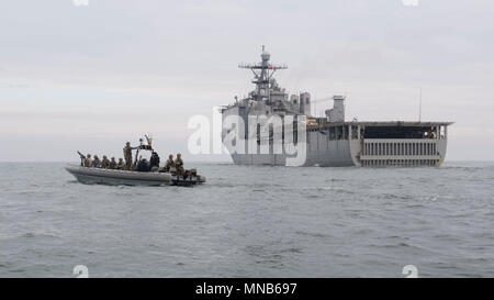 Meer (14. März 2018) Marines zu den maritimen Raid Kraft zugeordnet, 26 Marine Expeditionary Unit, Fahrt entlang der Harpers Ferry-Klasse dock Landung Schiff USS Oak Hill (LSD 51) im Rahmen eines Besuches, Board, Durchsuchung und Beschlagnahme Übung mit der Rumänischen marine Fregatte Regele Ferdinand (F-221), 14. März 2018, während der Übung Frühling Sturm 2018. Frühling Sturm ist eine rumänische - LED-Übung in das Schwarze Meer in die Amphibischen und die Interoperabilität zwischen der rumänischen und der US-Seestreitkräfte zu verbessern. Oak Hill, homeported in Virginia Beach, Virginia, ist die Durchführung von naval Operations in den USA 6 Flotte Stockfoto