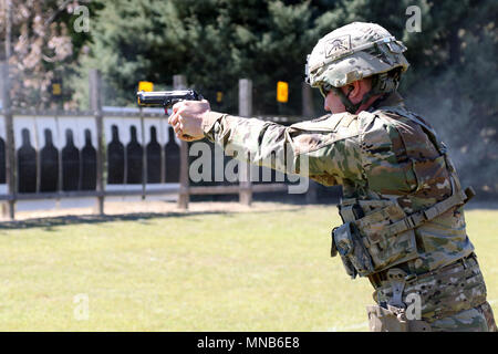 Us-Armee SPC. Brandon Poole, der auf das erste Bataillon zugeordnet ist, 24 Infanterie Regiment, US-Armee Alaska aus Fort Wainwright, Alaska, feuert seine Waffe während der 2018 US-Armee Kleinwaffen Meisterschaften in Fort Benning, Georgia März 11-18, 2018. Jedes Jahr wird der US-Armee Treffsicherheit Einheit Gastgeber der alle Armee Wettbewerb Treffsicherheit Fähigkeiten zu entwickeln, erkennen superior Treffsicherheit Qualifikationsniveaus und Armee Letalität voraus. Der Wettbewerb ist offen für Kadetten und Soldaten aus dem aktiven Dienst, National Guard und Finden. Der diesjährige Wettbewerb hatte 18 Kadetten, 108 Aktive, 60 National Guard Stockfoto