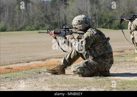 Us-Armee SPC. Brandon Poole, der auf das erste Bataillon zugeordnet ist, 24 Infanterie Regiment, US-Armee Alaska aus Fort Wainwright, Alaska, feuert seine Waffe während der 2018 US-Armee Kleinwaffen Meisterschaften in Fort Benning, Georgia März 11-18, 2018. Jedes Jahr wird der US-Armee Treffsicherheit Einheit Gastgeber der alle Armee Wettbewerb Treffsicherheit Fähigkeiten zu entwickeln, erkennen superior Treffsicherheit Qualifikationsniveaus und Armee Letalität voraus. Der Wettbewerb ist offen für Kadetten und Soldaten aus dem aktiven Dienst, National Guard und Finden. Der diesjährige Wettbewerb hatte 18 Kadetten, 108 Aktive, 60 National Guard Stockfoto