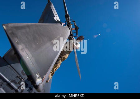 Senior Airman Latrell Salomo, 41. Rescue Squadron (RQS) spezielle Missionen aviator, kontrolliert die hinteren Propeller eines HH-60G Pave Hawk, 15. März 2018, bei Moody Air Force Base, Ga Flieger vom 41. RQS und 723 d Aircraft Maintenance Squadron durchgeführt vor, um zu gewährleisten, dass ein HH-60G Pave Hawk war voll für eine simulierte Suche und Rettung Mission vorbereitet. (U.S. Air Force Stockfoto