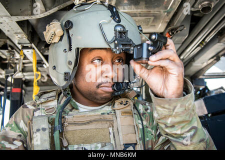 Senior Airman Latrell Salomo, 41. Rescue Squadron (RQS) spezielle Missionen aviator, inspiziert seine persönlichen Helm Kamera, 15. März 2018, bei Moody Air Force, Ga Flieger vom 41. RQS und 723 d Aircraft Maintenance Squadron durchgeführt vor, um zu gewährleisten, dass ein HH-60G Pave Hawk war voll für eine simulierte Suche und Rettung Mission vorbereitet. (U.S. Air Force Stockfoto