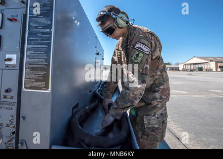 Airman First Class Ryan Lenig, 723 d Aircraft Maintenance Squadron (AMXS) Crew Chief, Plätze, ein Stromkabel in einem Panel, 15. März 2018, bei Moody Air Force Base, Ga Flieger vom 41. Rescue Squadron und 723 d AMXS durchgeführt vor, um zu gewährleisten, dass ein HH-60G Pave Hawk war voll für eine simulierte Suche und Rettung Mission vorbereitet. (U.S. Air Force Stockfoto