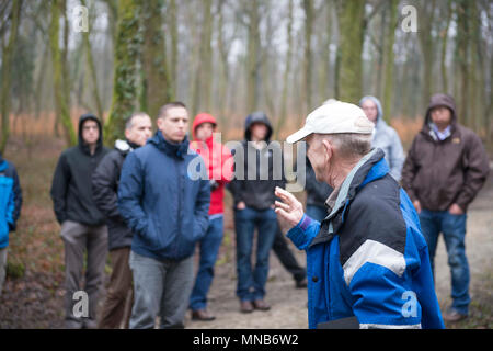 Der Kommandierende General 2018 Spring Company Kommandeure Personal Fahrt dauerte über 12.-14. März und besuchte die historischen Ersten Weltkrieg Schlachtfelder um Lüttich, Belgien und Verdun, Frankreich. Die Mission der Mitarbeiter Fahrt war Unteroffiziere ausgewählt zu bieten eine professionelle Möglichkeit zur Weiterentwicklung von Senior Officer mentoring hervorgehoben wurde. Während das Personal Fahrt konnten die Teilnehmer die Terrain der tatsächlichen Schlachtfelder zu Fuß zu diskutieren und taktische Entscheidungsfindung und der Entwicklung dieser Taktik untersuchen, wie der Krieg voran. Teilnehmer analysiert auch die amerikanische Expedi Stockfoto