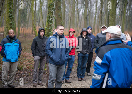 Der Kommandierende General 2018 Spring Company Kommandeure Personal Fahrt dauerte über 12.-14. März und besuchte die historischen Ersten Weltkrieg Schlachtfelder um Lüttich, Belgien und Verdun, Frankreich. Die Mission der Mitarbeiter Fahrt war Unteroffiziere ausgewählt zu bieten eine professionelle Möglichkeit zur Weiterentwicklung von Senior Officer mentoring hervorgehoben wurde. Während das Personal Fahrt konnten die Teilnehmer die Terrain der tatsächlichen Schlachtfelder zu Fuß zu diskutieren und taktische Entscheidungsfindung und der Entwicklung dieser Taktik untersuchen, wie der Krieg voran. Teilnehmer analysiert auch die amerikanische Expedi Stockfoto