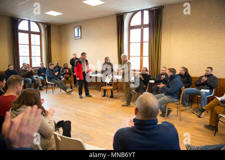 Der Kommandierende General 2018 Spring Company Kommandeure Personal Fahrt dauerte über 12.-14. März und besuchte die historischen Ersten Weltkrieg Schlachtfelder um Lüttich, Belgien und Verdun, Frankreich. Die Mission der Mitarbeiter Fahrt war Unteroffiziere ausgewählt zu bieten eine professionelle Möglichkeit zur Weiterentwicklung von Senior Officer mentoring hervorgehoben wurde. Während das Personal Fahrt konnten die Teilnehmer die Terrain der tatsächlichen Schlachtfelder zu Fuß zu diskutieren und taktische Entscheidungsfindung und der Entwicklung dieser Taktik untersuchen, wie der Krieg voran. Teilnehmer analysiert auch die amerikanische Expedi Stockfoto