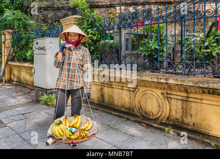 Hanoi, Vietnam - 27. Oktober 2017: Street Hersteller verkaufen Obst ist zu Fuß die Straße in Hanoi, Vietnam. Stockfoto