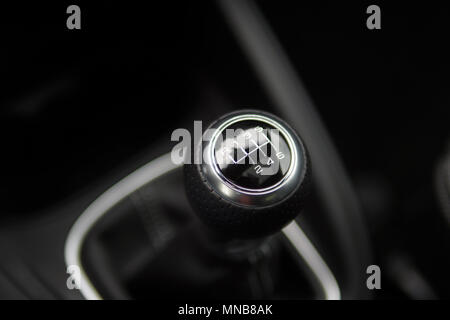 Schaltgetriebe Getriebe. Der Schalthebel ist Schwarz, Silber, und glatt. Close Up. Overhead shot. Stockfoto