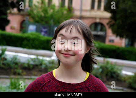 Porträt von kleinen Mädchen lächelnd in die Stadt Stockfoto