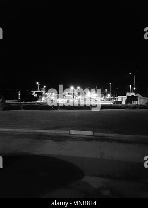 Ferry Pier in Dunoon, Schottland Großbritannien in der Nacht in Schwarz und Weiß Stockfoto