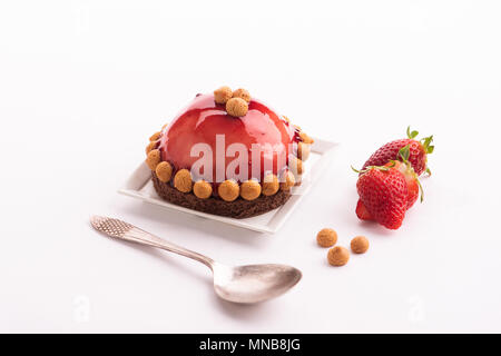 Dessert mit frischen Erdbeeren auf weißem Hintergrund Stockfoto