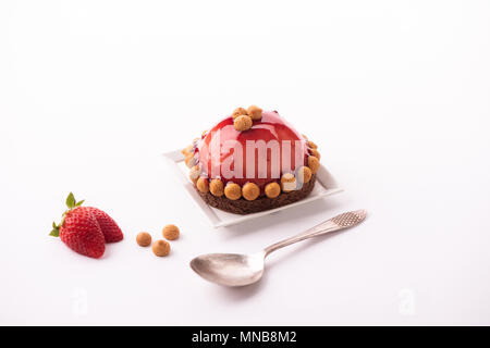 Dessert mit frischen Erdbeeren auf weißem Hintergrund Stockfoto