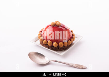 Dessert mit frischen Erdbeeren auf weißem Hintergrund Stockfoto