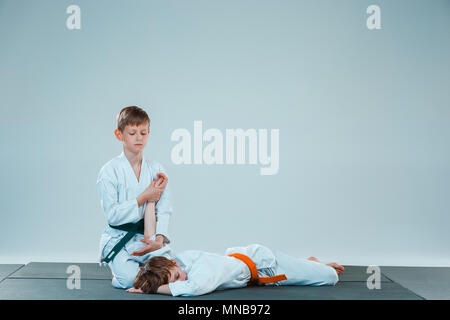 Die beiden jungen Kämpfe an Aikido Training in Martial Arts School. Gesunder Lebensstil und Sport Konzept Stockfoto