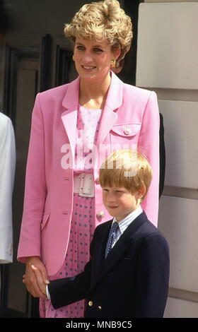 Die Prinzessin von Wales und Prinz Harry nehmen an einem Mittagessen Teil, um den 42. Geburtstag der Königin Mutter zu feiern. Clarence House, London. Großbritannien 04. August 1992 Stockfoto