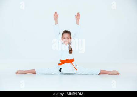 Das Mädchen am Aikido Training in Martial Arts School posieren. Gesunder Lebensstil und Sport Konzept Stockfoto