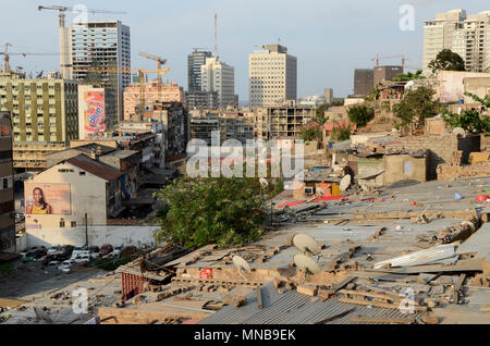 ANGOLA Luanda, durch die Einnahmen aus Öl und Diamanten exportiert einen Bauboom gesehen ist überall und die Immobilienpreise sehr hoch sind, modernes Gebäude im Gegensatz zu Slum Hütten/ANGOLA Luanda, durch Einnahmen aus Exporten Oel und Diamanten Tätig is also gigantischen einen Bauboom und Luanda rangiert als einer der teuersten Immobilienplaetze weltweit Stockfoto