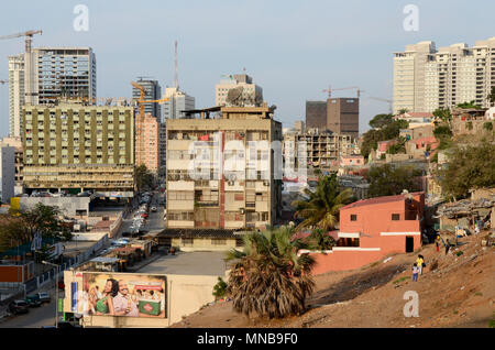 ANGOLA Luanda, durch die Einnahmen aus Öl und Diamanten exportiert einen Bauboom gesehen ist überall und die Immobilienpreise sehr hoch sind, modernes Gebäude im Gegensatz zu Slum Hütten/ANGOLA Luanda, durch Einnahmen aus Exporten Oel und Diamanten Tätig is also gigantischen einen Bauboom und Luanda rangiert als einer der teuersten Immobilienplaetze weltweit Stockfoto