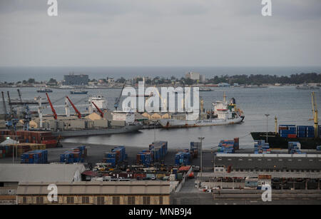 ANGOLA Luanda, Hafen mit Fracht von Schiffen und Docks, hinter Ilha do Luanda und Ilha do Cabo Stockfoto