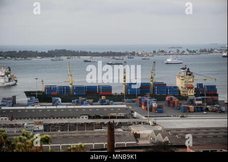 ANGOLA Luanda, Hafen mit Fracht von Schiffen und Docks, hinter Ilha do Luanda und Ilha do Cabo Stockfoto