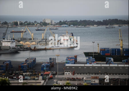 ANGOLA Luanda, Hafen mit Fracht von Schiffen und Docks, hinter Ilha do Luanda und Ilha do Cabo Stockfoto