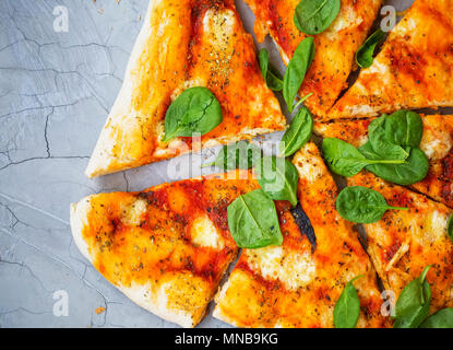 Hausgemachte Pizza Margherita Schichten mit Spinatblättern. Ansicht von oben Stockfoto