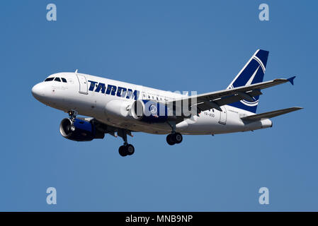 Tarom Airbus A318 Jet Flugzeug landet am London Heathrow Airport, Großbritannien. Airbus A318-111 YR-ASD in blauem Himmel Stockfoto