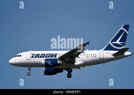 Tarom Airbus A318 Jet Flugzeug landet am London Heathrow Airport, Großbritannien. Airbus A318-111 YR-ASD in blauem Himmel Stockfoto