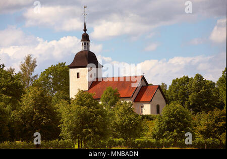 Typische alte schwedische Pfarrkirche im Land. Sommer am Tveta Gemeinde Kirche in Södertälje, Schweden. Stockfoto