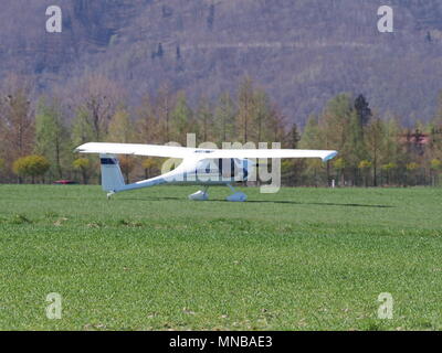 BIELSKO-BIALA, Polen im April 2018: Blick auf die weissen Pipistrel Virus SW-Flugzeug auf grasbewachsenen Flugplatz closeup, Rollen zu Start, gehört Club sich Luft in Stockfoto