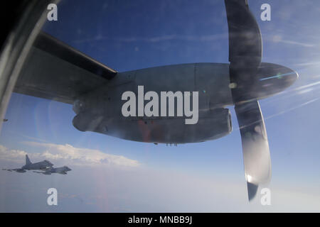 MIHAIL KOGALNICENU, Rumänien - 27. APRIL Royal Air Force Eurofighter Typhoon Kampfjets escort ein Verkehrsmittel Flugzeug, über Osteuropa Rumänien Stockfoto