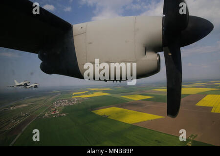 MIHAIL KOGALNICENU, Rumänien - 27. APRIL Royal Air Force Eurofighter Typhoon Kampfjets escort ein Verkehrsmittel Flugzeug, über Osteuropa Rumänien Stockfoto