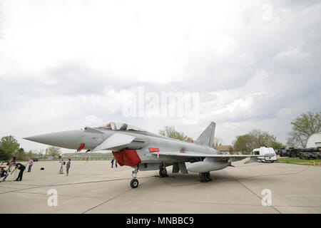 MIHAIL KOGALNICENU, Rumänien - 27. APRIL Royal Air Force Eurofighter Typhoon Kampfjets der Presse vorgestellt, an der Mihail Kogalniceanu Air Base Stockfoto