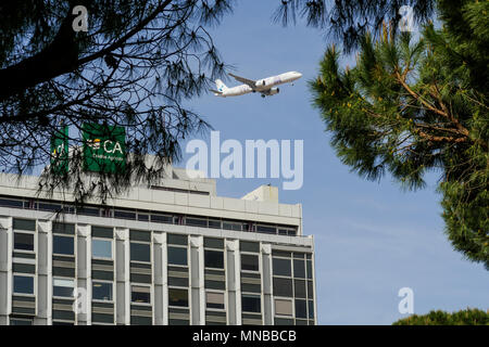 Landung Ebene flyes in niedriger Höhe über Credito Agricola - CA-Bank Dach, Lissabon, Portugal Stockfoto