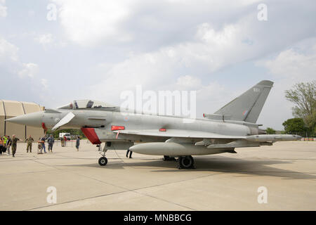 MIHAIL KOGALNICENU, Rumänien - 27. APRIL Royal Air Force Eurofighter Typhoon Kampfjets der Presse vorgestellt, an der Mihail Kogalniceanu Air Base Stockfoto