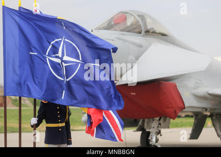 MIHAIL KOGALNICENU, Rumänien - 27. April eine rumänische Guard kann hinter der NATO, Großbritannien und Rumänien Fahnen gesehen werden, während die Royal Air Force Eurofighter Typhoon Stockfoto