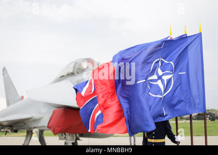 MIHAIL KOGALNICENU, Rumänien - 27. April eine rumänische Guard kann hinter der NATO, Großbritannien und Rumänien Fahnen gesehen werden, während die Royal Air Force Eurofighter Typhoon Stockfoto